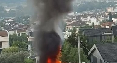 Park halindeki araç alev alev yandı