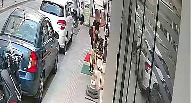 Pastırma hırsızlığı kamerada: Fırın kapısındaki poşeti alıp kayıplara karıştı