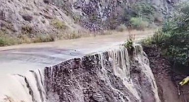Posof'ta aşırı yağış sonrası sel meydana geldi, yol çöktü