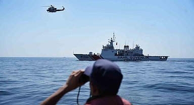 Sahil Güvenlik ekiplerinin helikopter destekli arama kurtarma çalışması böyle görüntülendi