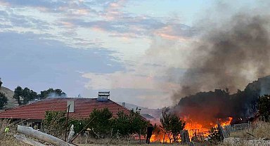 Samanlıkta çıkan yangının sıçradığı ev kullanılamaz hale geldi