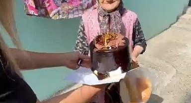 Samsun'da yaşlılara doğum günü sürprizi: Büyüklerin yüzü pasta ile gülüyor