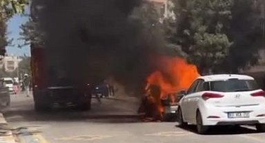 Şanlıurfa'da park halindeki otomobil alevlere teslim oldu