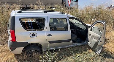 Sarampole giren otomobilde 2 kişi yaralandı