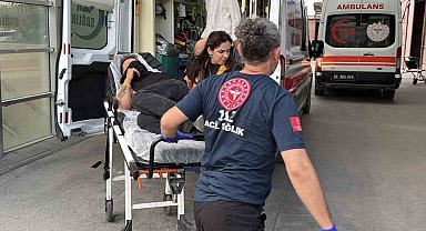 Şiddete maruz kalan kadını kurtarmak isterken bıçaklandı
