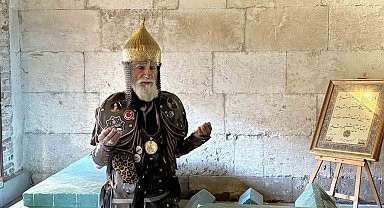 Sultan Alparslan'ın kılığında 60 ili gezdi, son durağı Sivas'ta gençlere Malazgirt zaferini anlattı