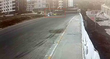 Sultanbeyli'de İETT otobüsü ile otomobil çarpıştı: 1'i bebek 4 yaralı
