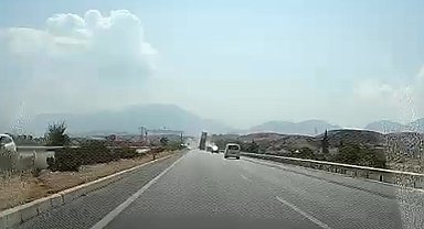 Tırın açık unutulan tırı dorsesi, EDS levhasını yerinden söktü