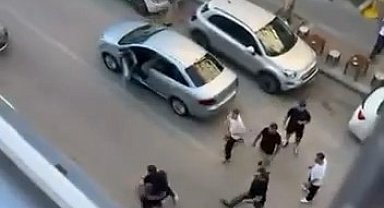 Trafik durdu, cadde ringe döndü.. O anlar kamerada