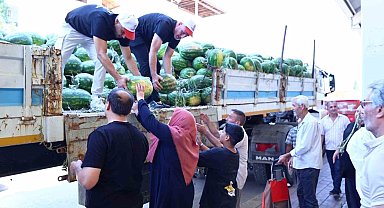 Üreticinin karpuzu Büyükşehir eliyle ihtiyaç sahibine ulaştırılıyor