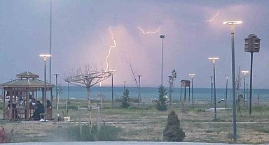 Van'da yağmur ve şimşekler geceyi aydınlattı
