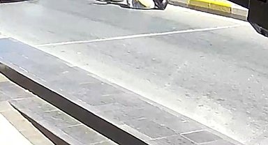 Yayaya çarpmamak için fren yapınca devrilen motosikletteki 2 kişi yaralandı