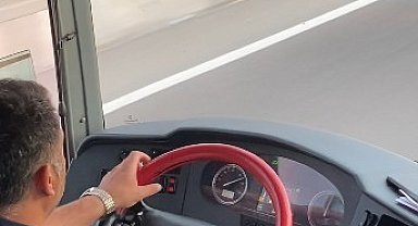 Yolcu otobüsü şoförünün seyir halindeyken müzik keyfi yolcu kamerasında