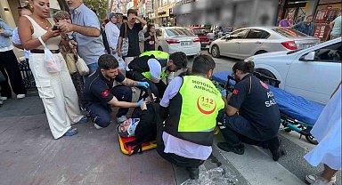 Yolun karşısına geçmeye çalışan yaşlı kadın ve torununa otomobil çarptı, sürücü kaçtı