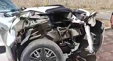 Yüksekova'da kamyonet tıra çarptı: 1 yaralı