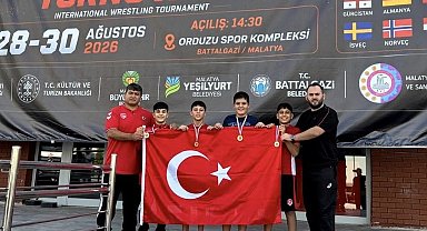Yunusemre'nin güreşçileri Malatya'dan madalyalarla döndü