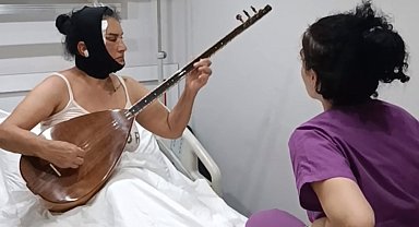 Yüz germe ameliyatı oldu, hastane odasında saz çaldı