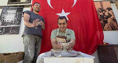 Ziyaretçiler, tarihi Germiyan Sokağı'nda çini sanatını deneyimliyor