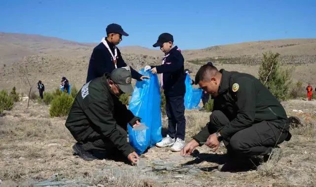 Niğde'de ormanda çöp topladılar