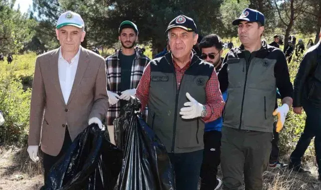 Bingöl'de el ele verip ormanı temizlediler