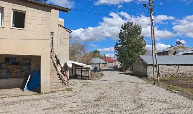 Ağrı'da köy yolu yenileme çalışmaları devam ediyor