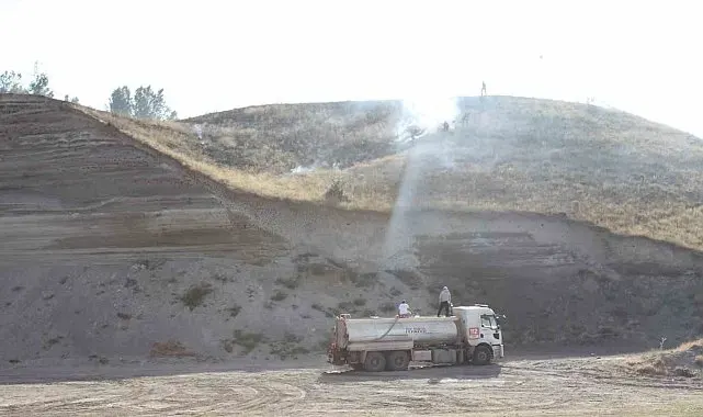 Ahlat'ta örtü yangını büyümeden söndürüldü