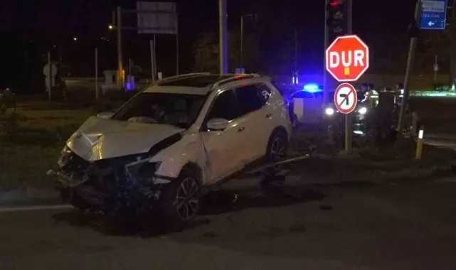 Amasya'da kavşakta 3 aracın karıştığı kazada 5 kişi yaralandı