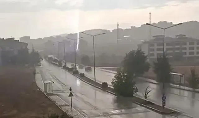 Elazığ'da yıldırım düşme anı kamerada