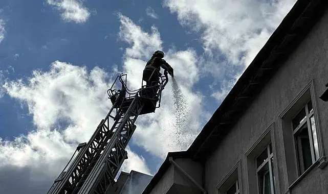 Uşak'ta iki katlı binanın çatı katında çıkan yangın söndürüldü