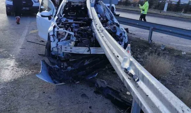 Bariyere ok gibi saplanan otomobilde bir kişi öldü, 3 kişi yaralandı