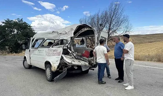 Kulu'da kamyonet ile minibüs çarpıştı