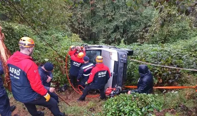 Rize'de uçuruma yuvarlanan araç askıda kaldı, sürücüyü ekipler kurtardı