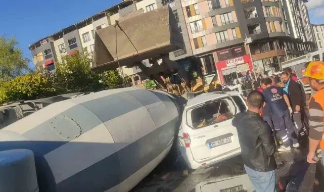 Bingöl'de beton mikseri aracın üzerine devrildi: 1 yaralı