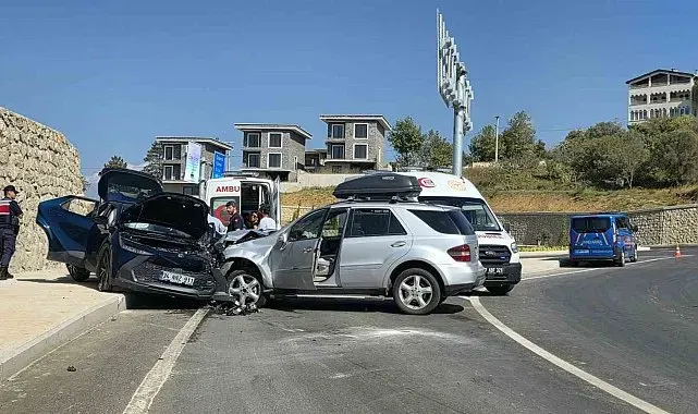 Yalova'da 2 otomobil çarpıştı: 4 yaralı