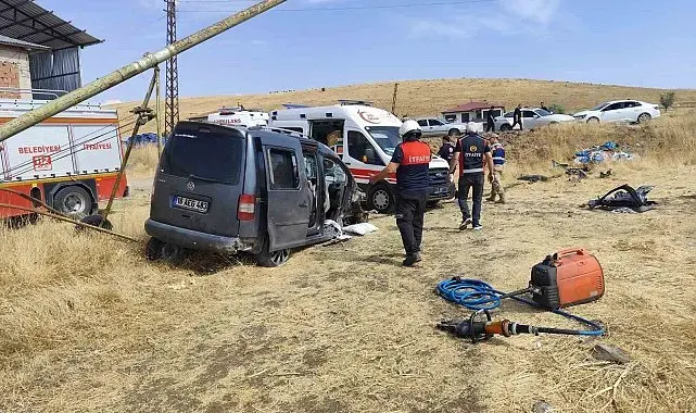 Elazığ'da hafif ticari araç tarlaya uçtu:5 yaralı