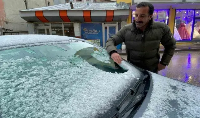 Sarıkamış'a mevsimin ilk karı yağdı