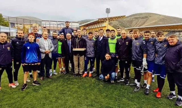Emniyet Müdürü Erkol'dan Bayburtsporlu oyuncalara tatlı ikramı