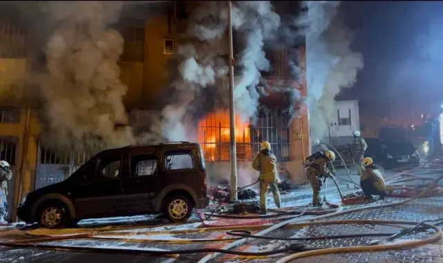 Beyoğlu'nda yatak imalathanesi alev alev yandı