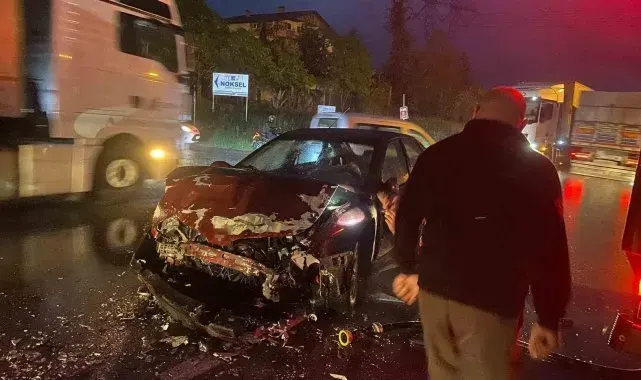 Sakarya'da otomobil ile servis midibüsü çarpıştı: 4 yaralı