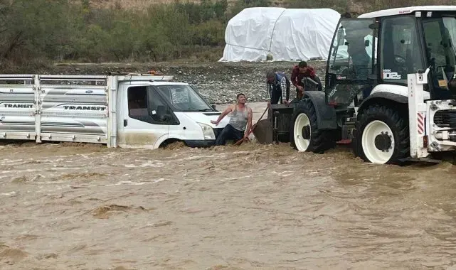 Kulp'ta aşırı yağış sonucu mahsur kalan şoför kurtarıldı