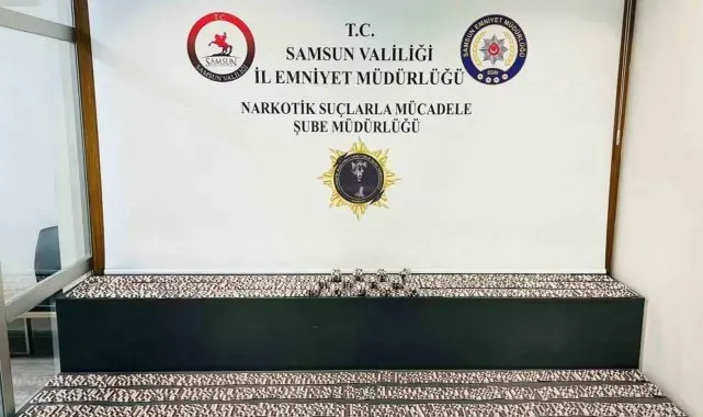 Samsun'da bir araçta 5 bin 530 adet sentetik ecza ele geçirildi
