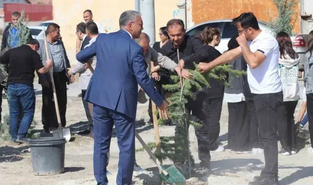Karapınar'da fidanlar toprakla buluştu