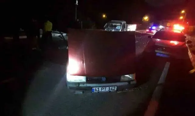 Yakıtları biten otomobillerini ittirirken kamyonet çarptı: 2 ölü, 2 yaralı