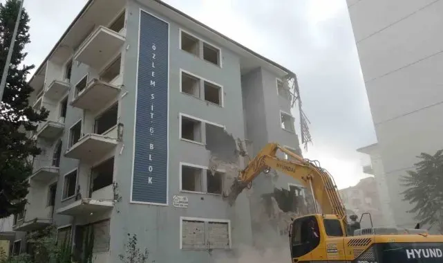 5,9'luk depremle sarsılan Malatya'da ağır hasarlı binalar yıkılıyor