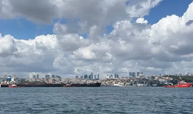 İstanbul Boğazı Liberya bayraklı kuru yük gemisi geçişi nedeniyle transit gemi geçişine kapatıldı