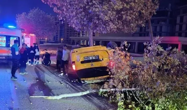Ticari taksi ile otomobil çarpıştı; 3 yaralı