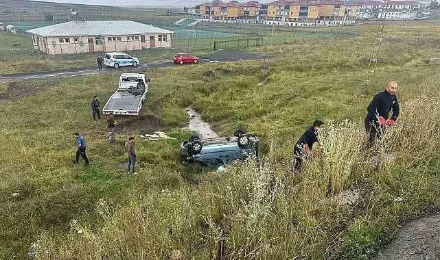 Sarıkamış'ta yağış kazaya neden oldu: Hafif ticari araç şarampole devrildi, 2 yaralı