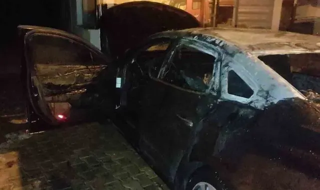 Reyhanlı'da yanan araç kullanılmaz hale geldi