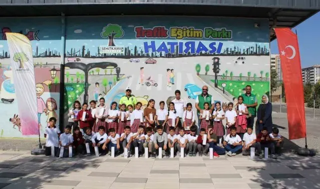 Çocuklar, trafik kurallarını eğlenerek öğreniyorlar
