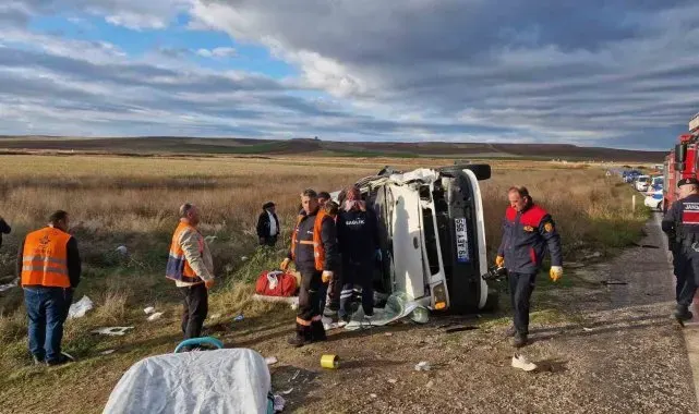 Çorum'da tır ile işçi servisi çarpıştı: 1 ölü, 14 yaralı